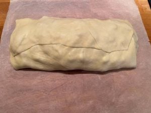 strudel vegan di mele con chiusura della pasta matta in alto
