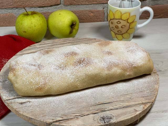 strudel vegano di mele intero con zucchero a velo