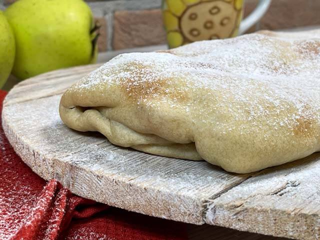 strudel di mele vegan su teglia microforata