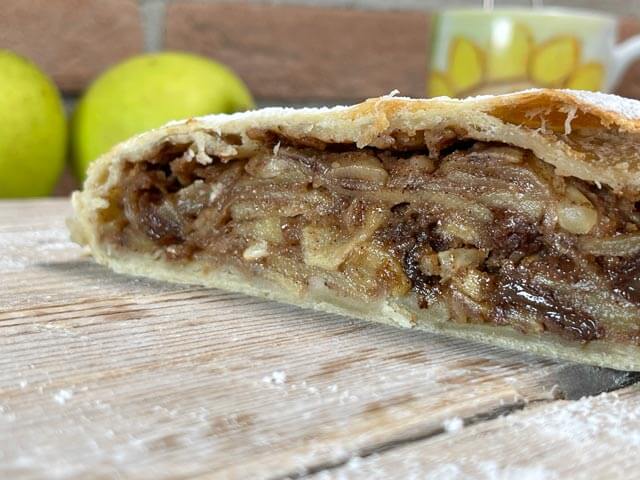 Fetta di strudel vegan di mele, uvetta e pinoli