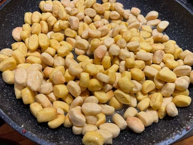 struffoli senza burro e uova in padella con lo sciroppo d'agave