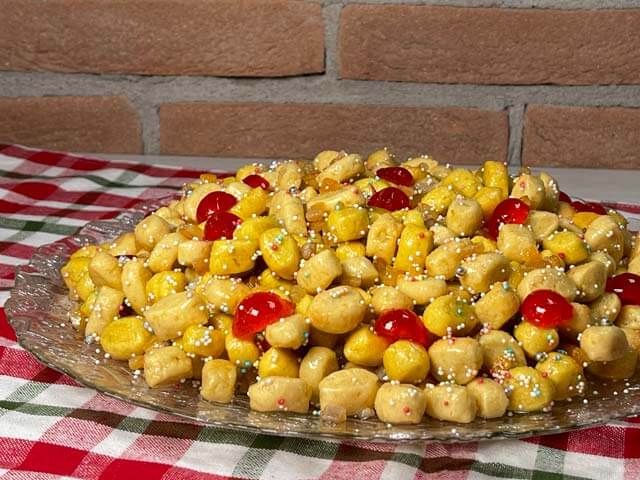 struffoli vegani al forno con confetti colorati e canditi