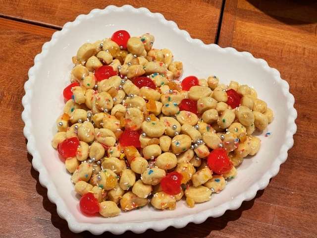 struffoli senza burro e uova decorati con ciliegie candite, confetti e canditi