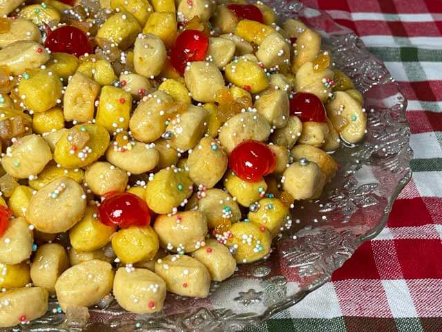 struffoli vegani con ciliegie candite, confetti d'argento e mompariglia
