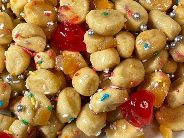 struffoli vegani al forno con confetti colorati e canditi