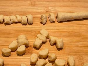 taglio dell'impasto degli struffoli vegani