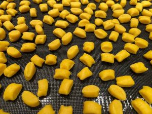 struffoli vegani sulla teglia pronti da infornare