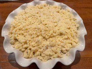 crumble di mele senza glutine pronto per essere infornato