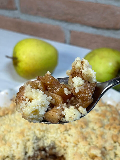 Un cucchiaio di delizioso crumble di mele senza glutine