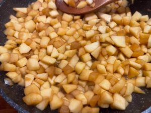 doratura delle mele in padella per il crumble