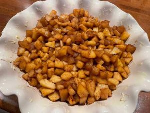 mele speziate nella tortiera per il crumble