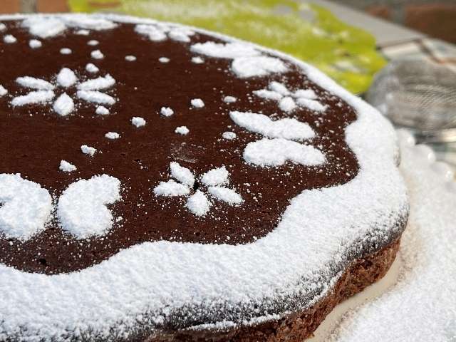 semplici decori con zucchero a velo sulla torta caprese senza farina