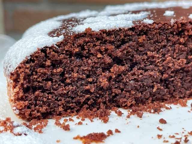 interno umido e morbido della torta caprese senza burro e uova