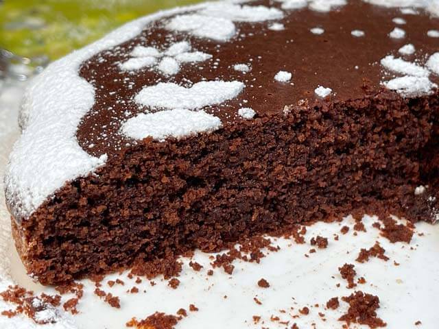 torta caprese senza glutine vegana con interno umido e goloso