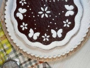 decorazione torta caprese vegana con zucchero a velo