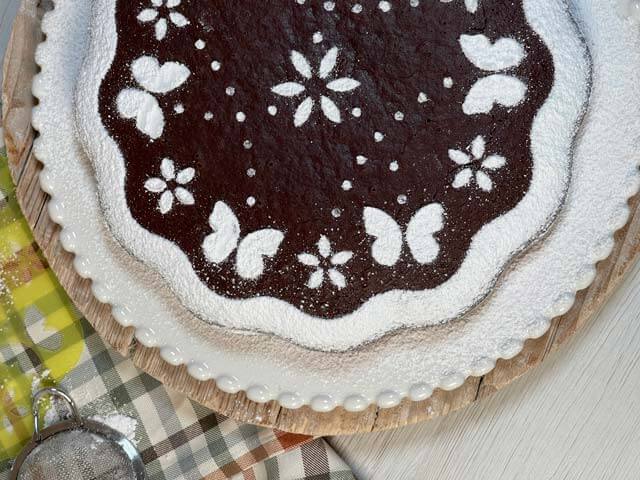 torta caprese light vegana decorata con lo zucchero a velo