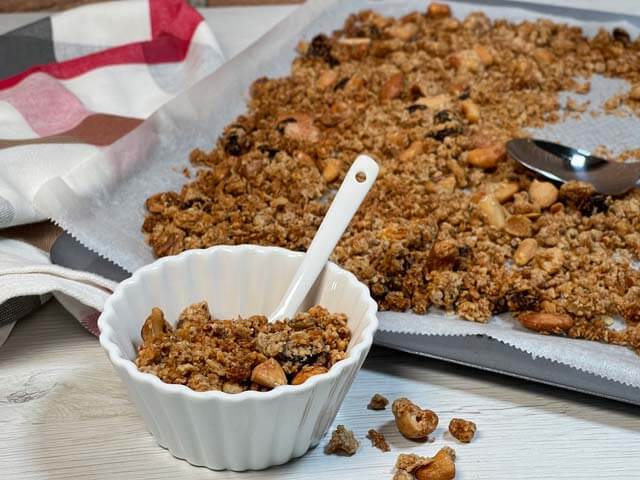 granola fatta in casa light da mangiare come snack croccante