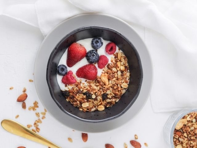granola light fatta in casa senza zucchero con yogurt e frutta fresca