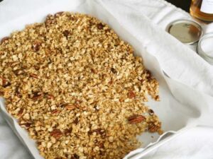 granola cruda su teglia pronta per forno