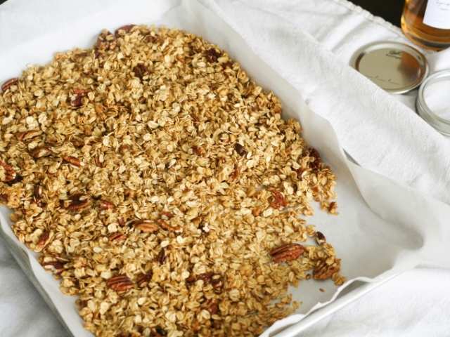 granola cruda su teglia pronta per forno