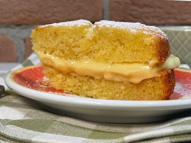 fetta di torta al limone vegana farcita alla crema