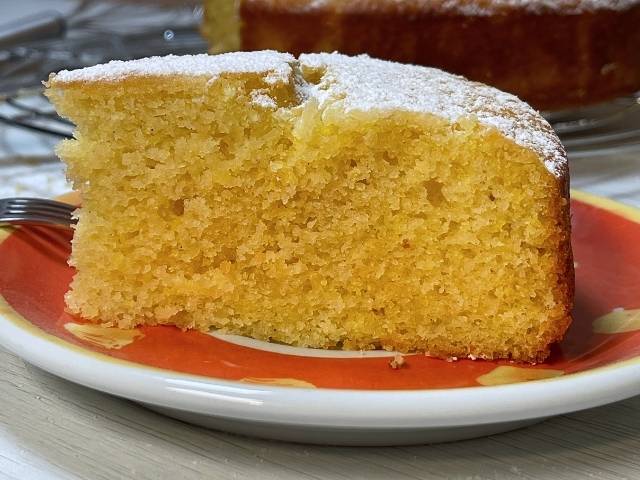 fetta di torta al limone vegana soffice per la colazione