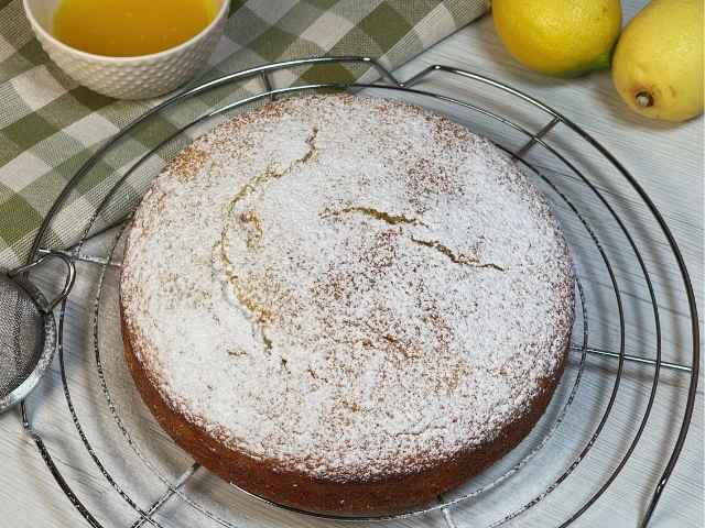 torta vegana al limone intera sulla griglia di raffreddamento