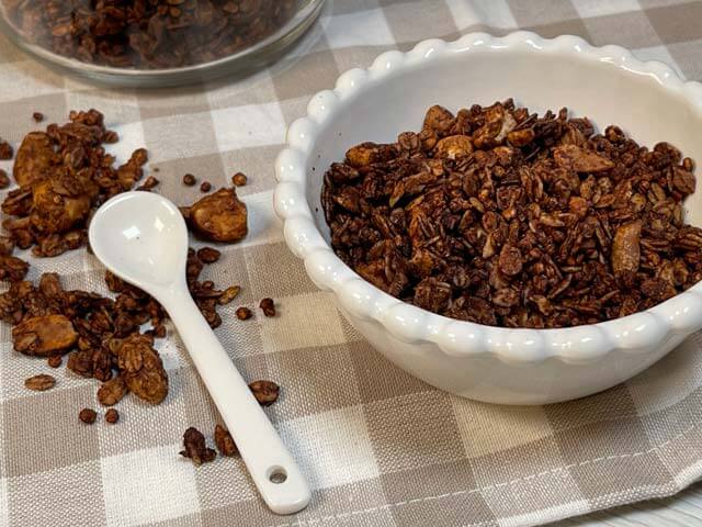 granola al cioccolato fatta in casa con frutta secca