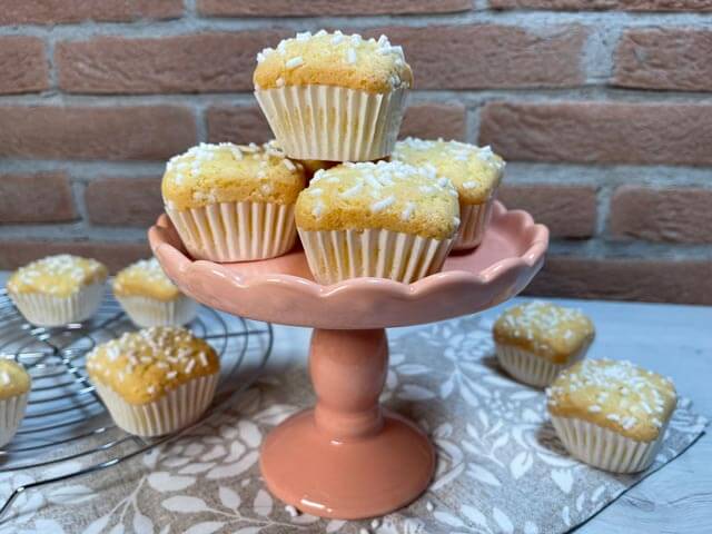 muffin con farina di riso e yogurt soffici e golosi nei pirottini bianchi