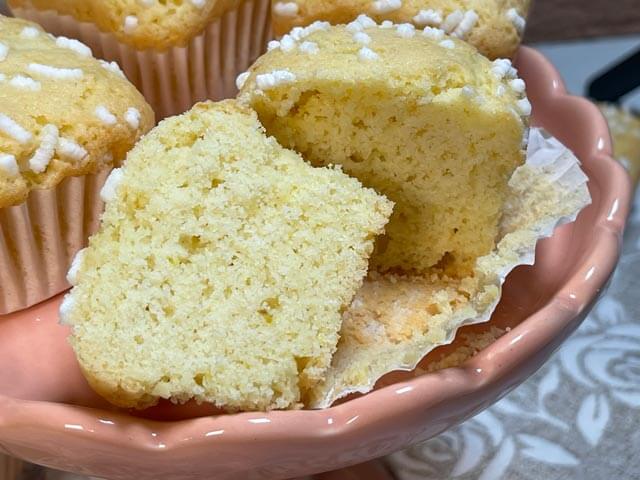 interno morbido dei muffin con farina di riso e yogurt