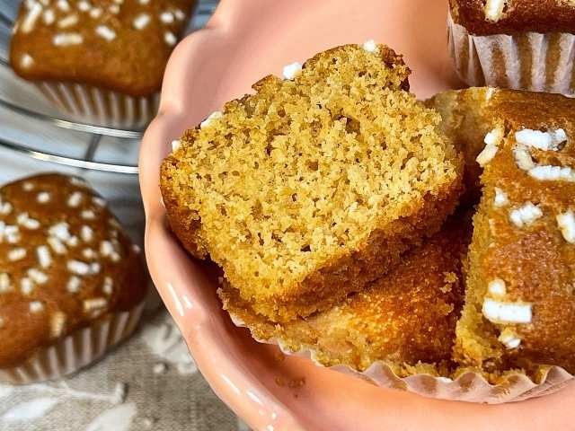 muffin con farina di riso e yogurt preparati con zucchero grezzo di canna