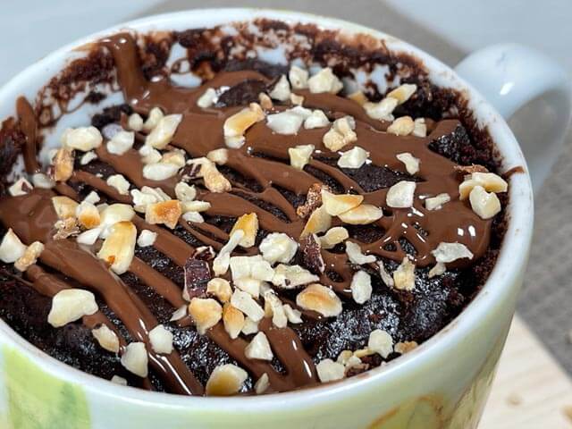 mug cake senza uova al microonde decorata pronta da servire