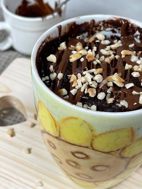 torta in tazza senza uova monoporzione pronta da servire