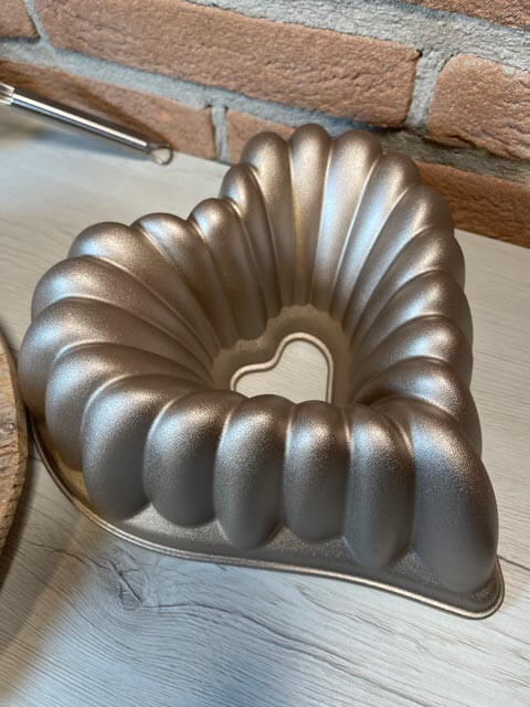 esterno dello stampo per ciambella con farina di castagne