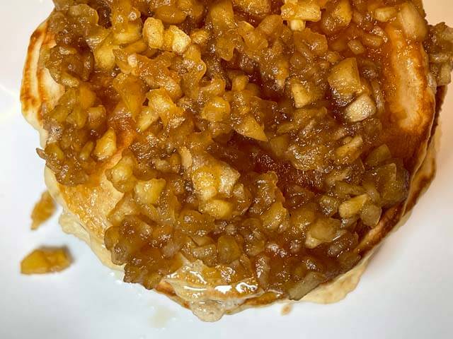 pancake alle mele e yogurt con topping di mele caramellate