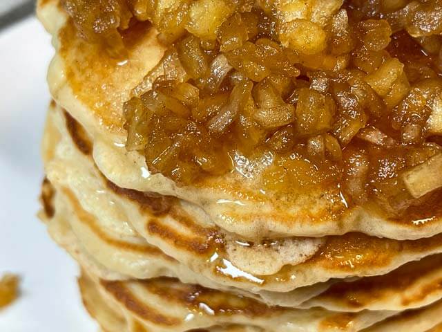 pancake alle mele e yogurt deliziosi con mele caramellate