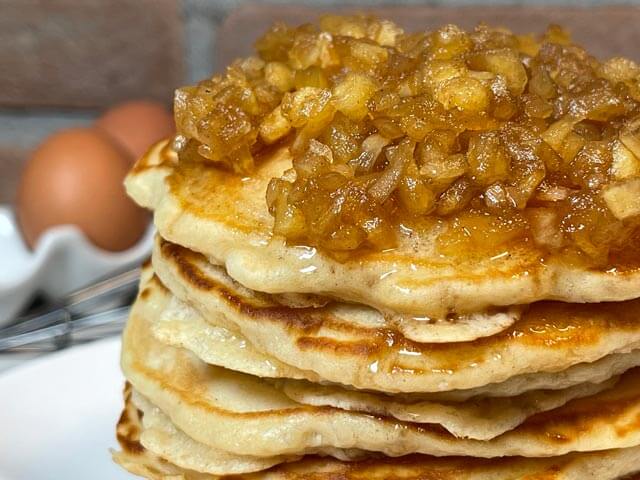 pancake alle mele e yogurt impilati a torre
