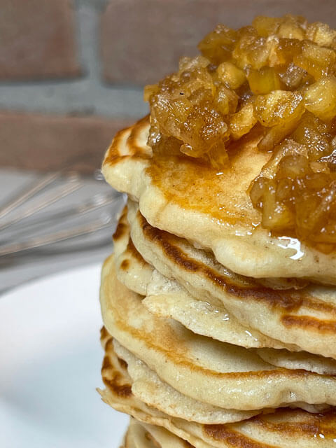 torre di pancake alle mele e yogurt con mele cotte