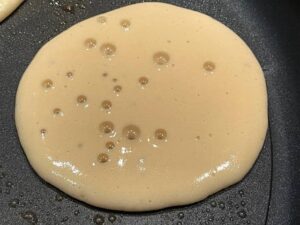 cottura primo lato dei pancake con farina di ceci