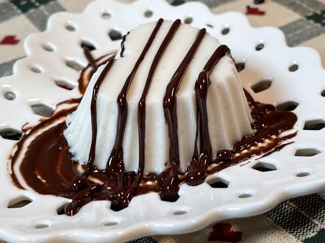 panna cotta vegana decorata con ganache al cioccolato