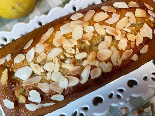 plumcake con farina di mandorle pronto da servire