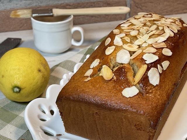 plumcake con farina di mandorle e yogurt decorato con lamelle di mandorle