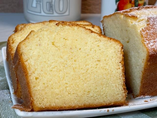 plumcake con farina di riso e yogurt a fette sul piatto da portata