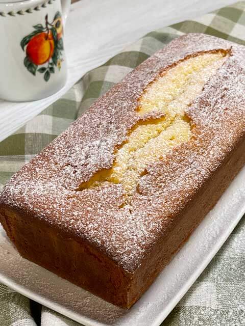 plumcake con farina di riso e yogurt spolverato di zucchero a velo