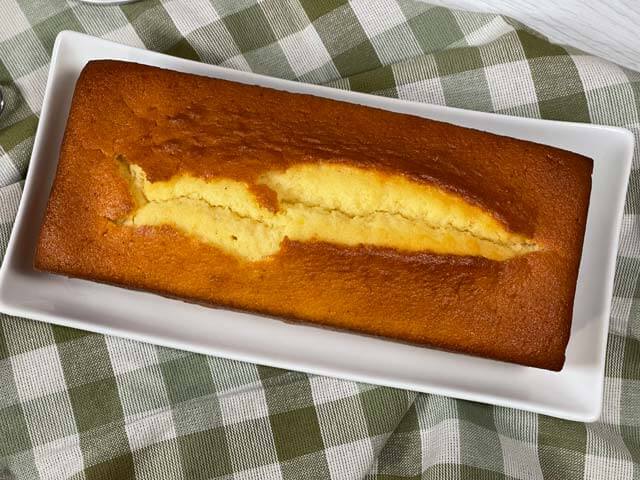 plumcake con farina di riso e yogurt appena sfornato