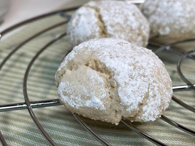 amaretti senza glutine sulla griglia di raffreddamento