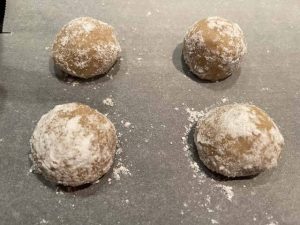 palline di impasto sulla leccarda per amaretti senza glutine