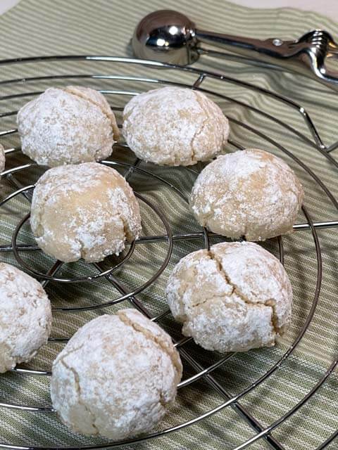 amaretti senza glutine appena sfornati con zucchero a velo