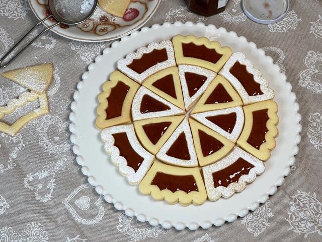 biscrostata con farcitura di confettura di albicocche