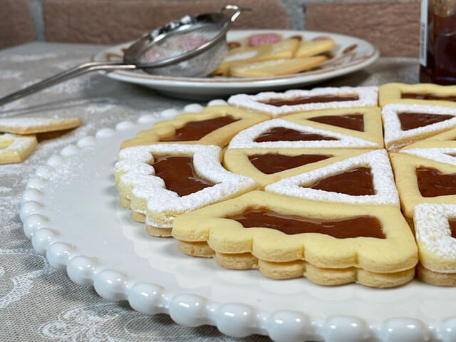 dettaglio della biscrostata a forma di rosone farcita